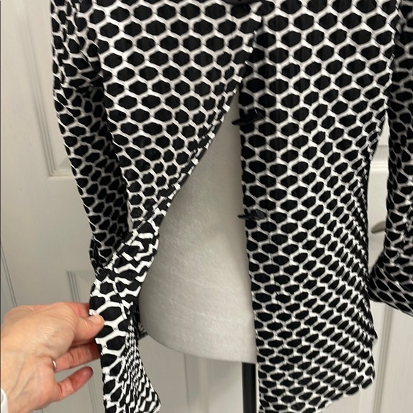 Joseph Ribkoff Black/White Patterned Jacket/Top Collar Button Down Front  Size 6 - Picture 8 of 9